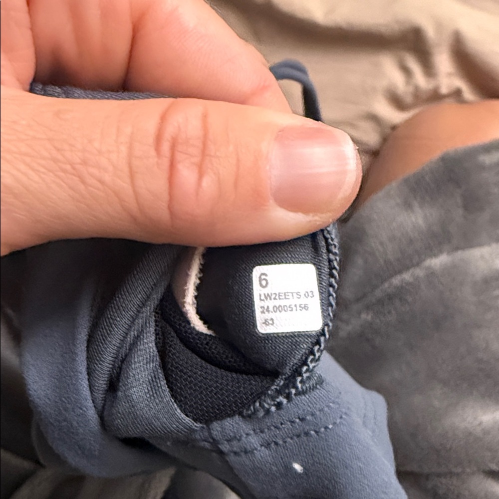 Lululemon pushing limits bra size 6 - Picture 3 of 3